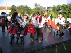 Název souboru=050918hody0007.jpg
Velikost souboru=89KB
Rozměry=800x600
Datum přidání=05. Únor 2006 050918hody0007.jpg