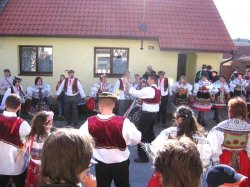 Název souboru=050918hody0008.jpg
Velikost souboru=89KB
Rozměry=800x600
Datum přidání=05. Únor 2006 050918hody0008.jpg